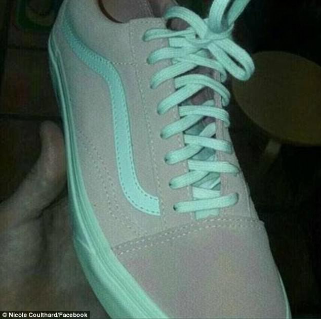 Một câu hỏi lại khiến cộng đồng mạng đau đầu: Chiếc giày này màu hồng-trắng hay xanh-xám? - Ảnh 1.