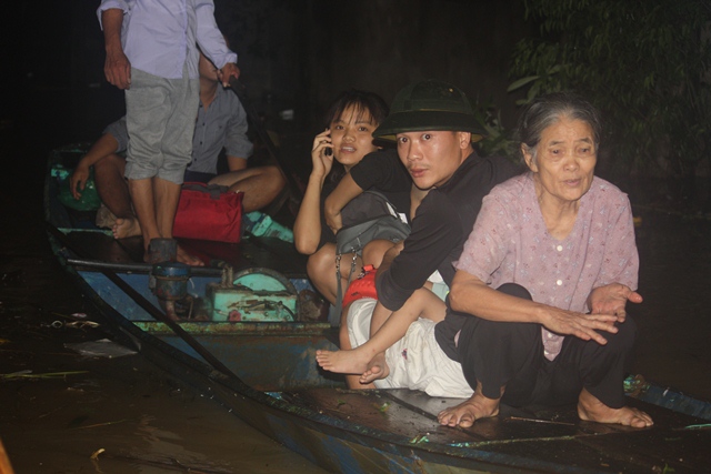 Nước ngập lút nóc nhà, trắng đêm di dời dân - Ảnh 1.