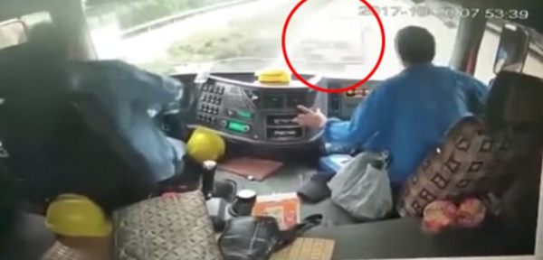 Clip: Xe hơi chui v&agrave;o gầm xe tải hạng nặng sau m&agrave;n vượt mặt bất th&agrave;nh - Ảnh 2.