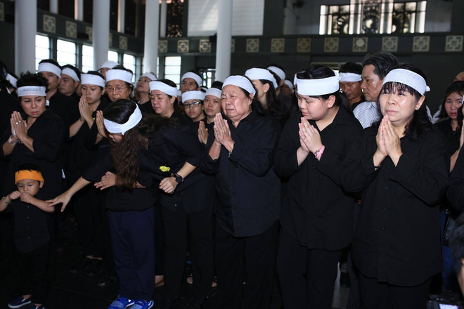 Hàng nghìn học sinh Lương Thế Vinh đứng hai bên đường tiễn đưa đoàn xe chở linh cữu thầy Văn Như Cương về nơi an nghỉ cuối cùng - Ảnh 6.