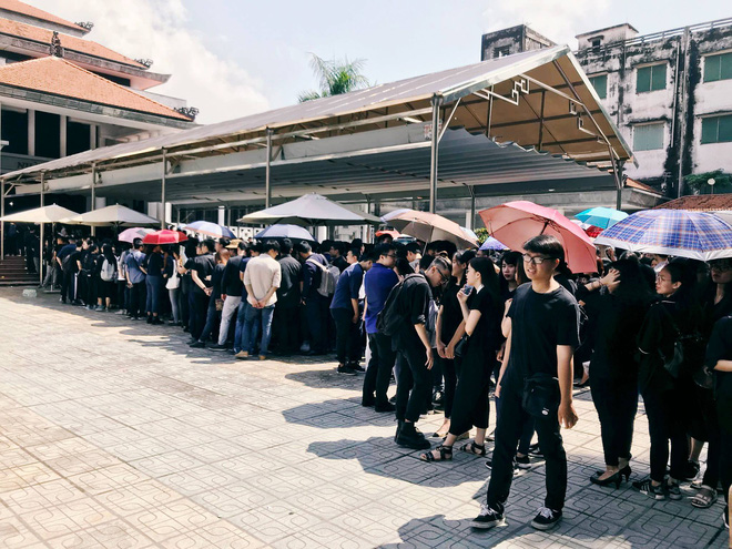 Hàng nghìn học sinh Lương Thế Vinh đứng hai bên đường tiễn đưa đoàn xe chở linh cữu thầy Văn Như Cương về nơi an nghỉ cuối cùng - Ảnh 26.