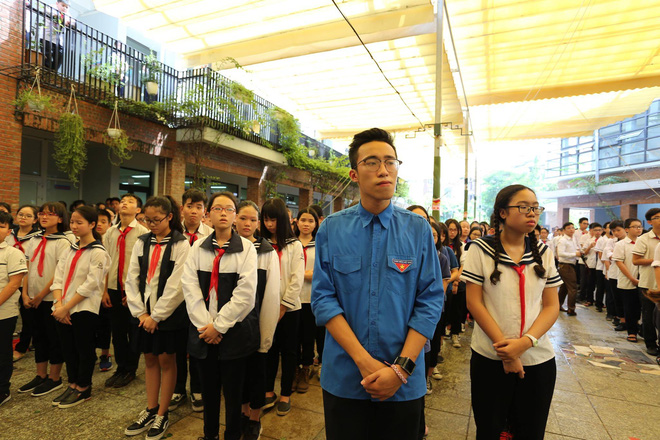 Hàng nghìn học sinh Lương Thế Vinh đứng hai bên đường tiễn đưa đoàn xe chở linh cữu thầy Văn Như Cương về nơi an nghỉ cuối cùng - Ảnh 35.
