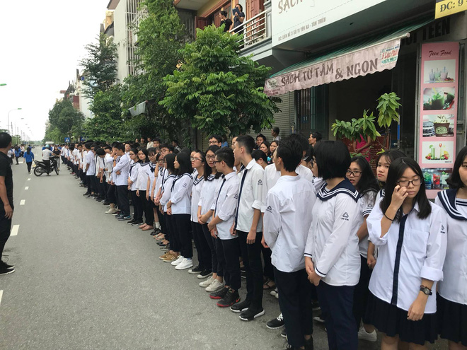 Hàng nghìn học sinh Lương Thế Vinh đứng hai bên đường tiễn đưa đoàn xe chở linh cữu thầy Văn Như Cương về nơi an nghỉ cuối cùng - Ảnh 46.