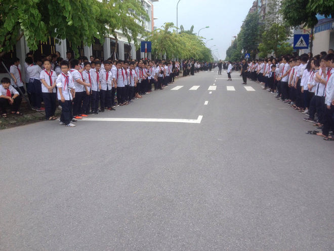 Hàng nghìn học sinh Lương Thế Vinh đứng hai bên đường tiễn đưa đoàn xe chở linh cữu thầy Văn Như Cương về nơi an nghỉ cuối cùng - Ảnh 47.