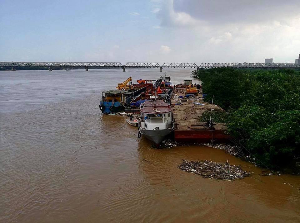 Nước sông Hồng dâng cao, nhiều hoa màu cùng nhà dân bị ngập, tàu thuyền không thể di chuyển qua cầu Long Biên - Ảnh 8.