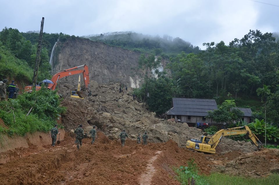 Vụ sạt lở 18 người bị vùi lấp ở Hòa Bình: Mưa lớn khiến công tác tìm kiếm nạn nhân gặp nhiều khó khăn - Ảnh 9.