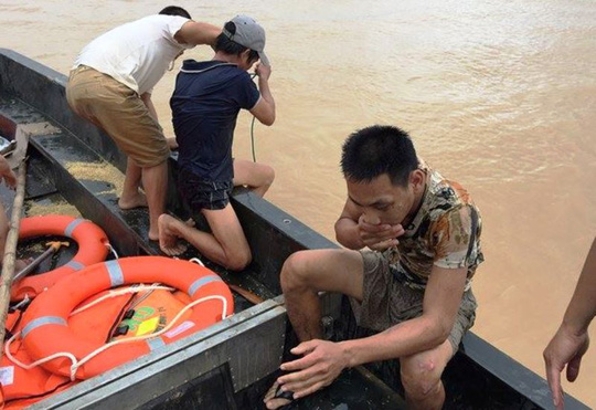 Cứu 2 bố con đang đu d&acirc;y điện giữa d&ograve;ng nước lũ - Ảnh 2.