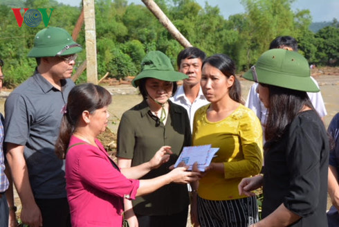 Nhanh trí cứu người, sống sót sau khi bị lũ cuốn trôi gần 7km - Ảnh 3.