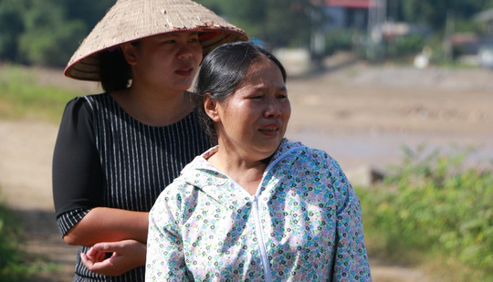 Nh&oacute;i l&ograve;ng mẹ mỏi m&ograve;n đi dọc suối gọi t&ecirc;n con g&aacute;i v&agrave; ch&aacute;u ngoại - Ảnh 2.
