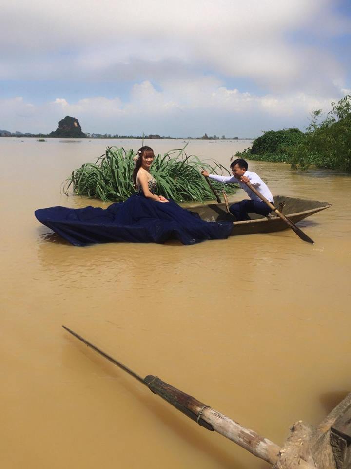 Trong mưa lũ lịch sử ở Ninh Bình, cô dâu chú rể vẫn chịu khó... leo nóc nhà để chụp ảnh cưới - Ảnh 2.