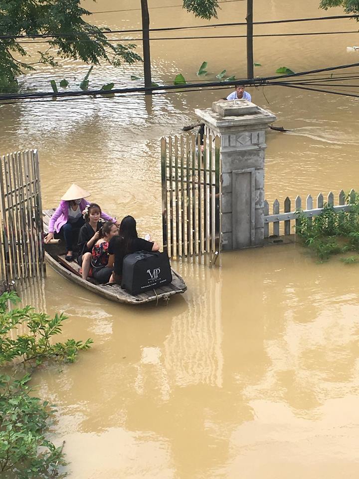 Trong mưa lũ lịch sử ở Ninh Bình, cô dâu chú rể vẫn chịu khó... leo nóc nhà để chụp ảnh cưới - Ảnh 4.