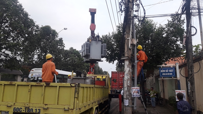 Xe container tông trạm biến thế, cả ngàn hộ dân mất điện - Ảnh 1.