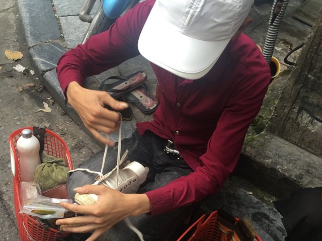 Người đ&aacute;nh gi&agrave;y chết lặng trước chi&ecirc;u tr&ograve; của vị đại gia phố cổ - Ảnh 1.