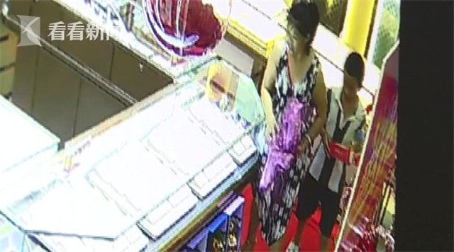 Clip: L&ograve;ng tham nổi l&ecirc;n, mẹ bất chấp sĩ diện ăn cắp d&acirc;y chuyền ngay trước mặt con trai - Ảnh 2.