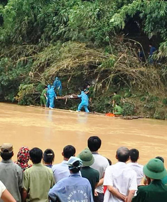 Thi thể mắc trên lùm cây, nghi là sĩ quan biên phòng bị lũ cuốn - Ảnh 1.