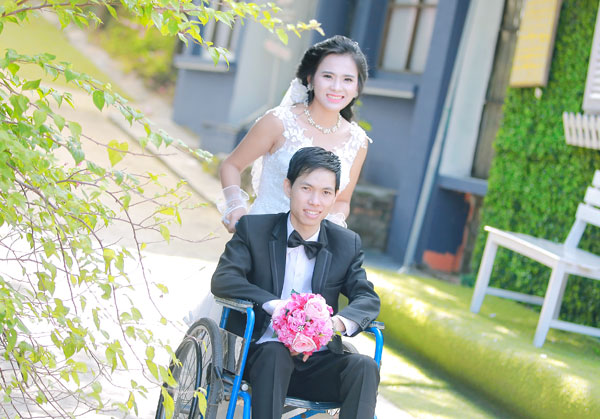 Cô dâu xinh đẹp đẩy xe lăn cho chồng trong đám cưới ở Bắc Giang - Ảnh 2.