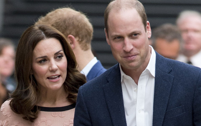 Công nương Kate bất ngờ xuất hiện rạng rỡ, khiêu vũ trên sân ga London - Ảnh 1.