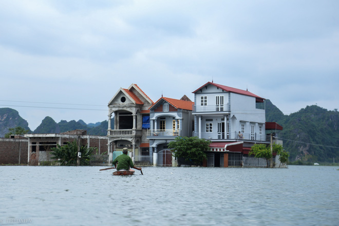 Hà Nội: Sau 1 tuần mưa lũ người dân huyện Mỹ Đức vẫn chèo thuyền vào nhà - Ảnh 1.