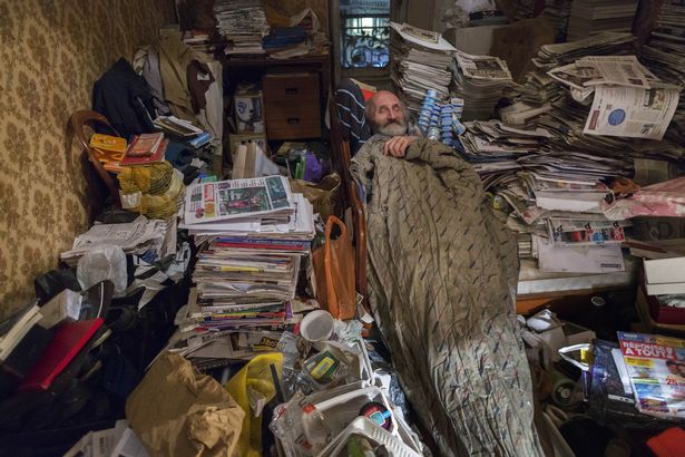 R&ugrave;ng m&igrave;nh căn ph&ograve;ng của người đ&agrave;n &ocirc;ng th&iacute;ch sưu tập r&aacute;c thải: Đồ kh&ocirc;ng d&aacute;m vứt, r&aacute;c chất th&agrave;nh đống - Ảnh 6.