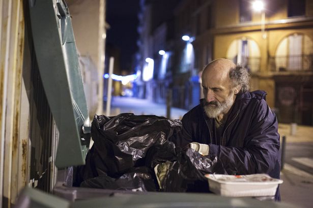 R&ugrave;ng m&igrave;nh căn ph&ograve;ng của người đ&agrave;n &ocirc;ng th&iacute;ch sưu tập r&aacute;c thải: Đồ kh&ocirc;ng d&aacute;m vứt, r&aacute;c chất th&agrave;nh đống - Ảnh 8.