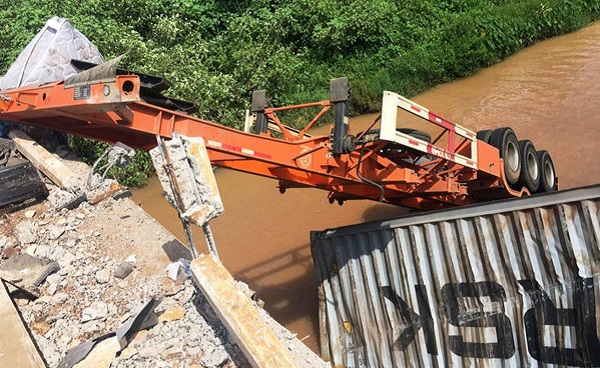 Gia Lai: Container lao xuống s&ocirc;ng, t&agrave;i xế tử nạn trong cabin bẹp d&uacute;m - Ảnh 1.