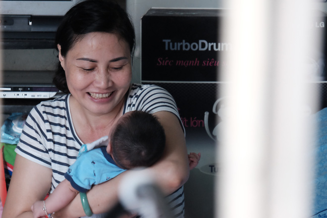 Nhặt được em bé sơ sinh trước cổng chùa, người phụ nữ giúp việc mang về nuôi nấng yêu thương - Ảnh 1. Nhặt được em bé sơ sinh trước cổng chùa, người phụ nữ giúp việc mang về nuôi nấng yêu thương - Ảnh 1.