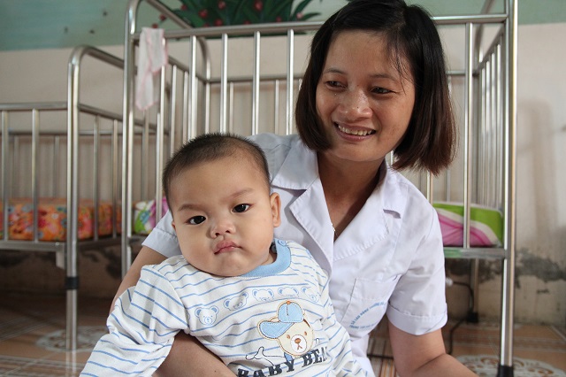 C&aacute;i kết c&oacute; hậu cho b&eacute; trai bị bỏ rơi trong nh&agrave; nghỉ ở H&agrave; Nội, được nữ c&ocirc;ng an cho b&uacute; - Ảnh 2.
