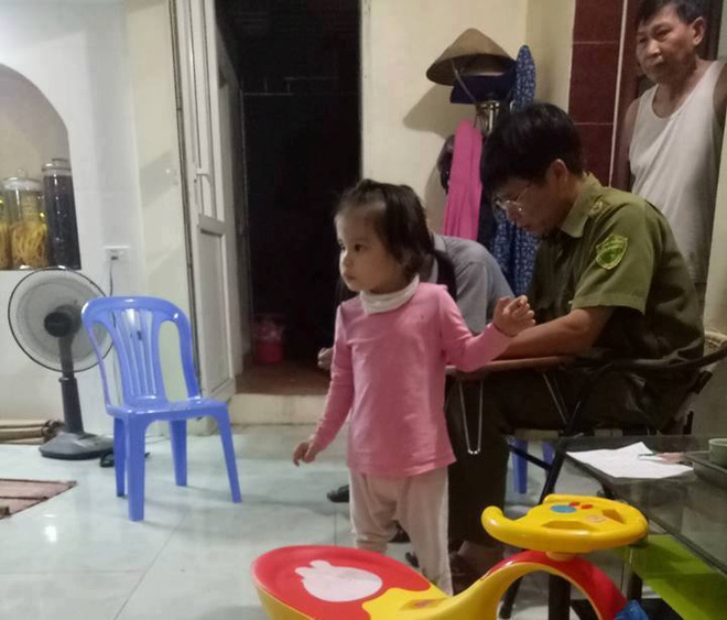 Hưng Yên: Bé gái 3 tuổi bỗng dưng bị bỏ rơi trước cửa nhà người dân 1 ngày chưa có ai nhận - Ảnh 1.