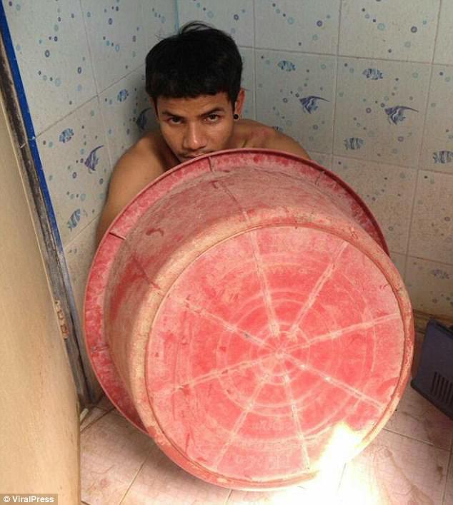  Bị cảnh sát truy lùng, dù đã trốn vào nơi kín đáo, nghi phạm bán ma túy vẫn bị tóm gọn - Ảnh 2.