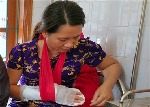 Khởi tố kẻ vác dao chém nhân viên y tế trọng thương - Ảnh 1.