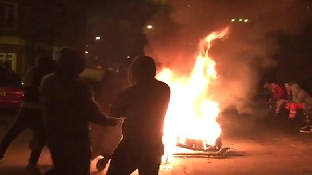 Châm lửa thiêu đốt đường phố, ném đá cảnh sát: Khi lễ hội Halloween vượt xa ranh giới của những trò đùa vô hại - Ảnh 2.