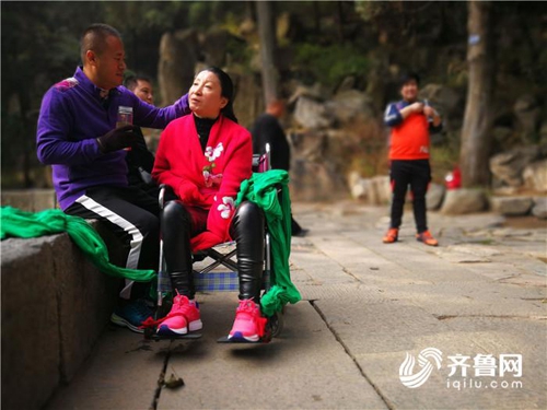  Người chồng cõng vợ khuyết tật leo núi cao hơn 1.500m trong 8 tiếng để hoàn thành ước nguyện của cô - Ảnh 1.