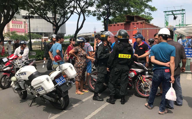 Nhân chứng kể vụ cảnh sát cơ động “lên gối” vào bụng học sinh ở Sài Gòn - Ảnh 1.