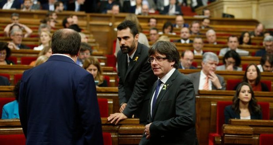 Tây Ban Nha: Nghị viện Catalonia tuyên bố độc lập - Ảnh 1.
