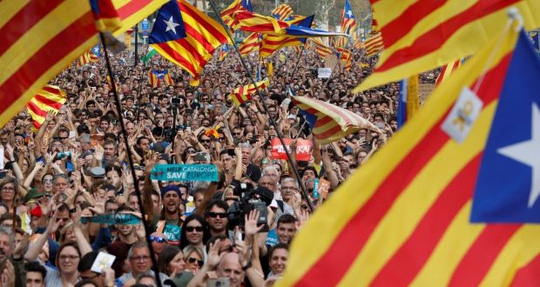 Tây Ban Nha: Nghị viện Catalonia tuyên bố độc lập - Ảnh 2. Tây Ban Nha: Nghị viện Catalonia tuyên bố độc lập - Ảnh 2.