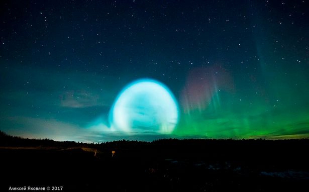 Nga: Người dân hốt hoảng ghi hình quả cầu sáng giống đĩa bay - Ảnh 1.