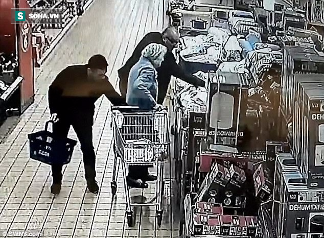 Mải nói chuyện với gã đàn ông bên cạnh, cụ bà 87 tuổi không biết mình đang bị hắn lừa - Ảnh 1.