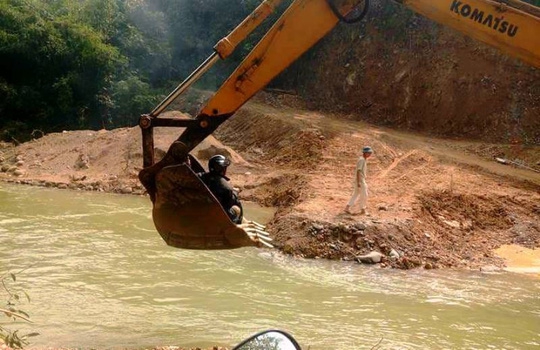 R&ugrave;ng m&igrave;nh cảnh người d&acirc;n miền n&uacute;i qua suối bằng m&aacute;y m&uacute;c - Ảnh 1.