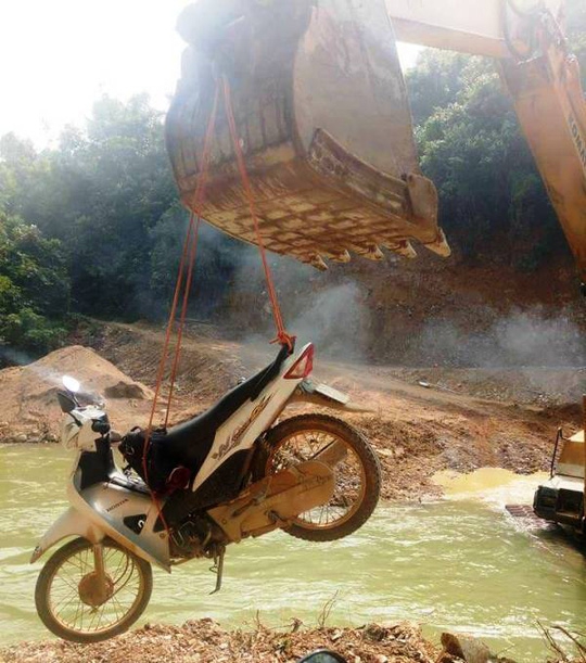 R&ugrave;ng m&igrave;nh cảnh người d&acirc;n miền n&uacute;i qua suối bằng m&aacute;y m&uacute;c - Ảnh 2.