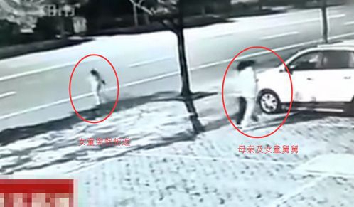  Clip: Th&oacute;t tim chứng kiến b&eacute; g&aacute;i bị xe tải cuốn v&agrave;o gầm, tho&aacute;t chết một c&aacute;ch thần k&igrave; - Ảnh 2.