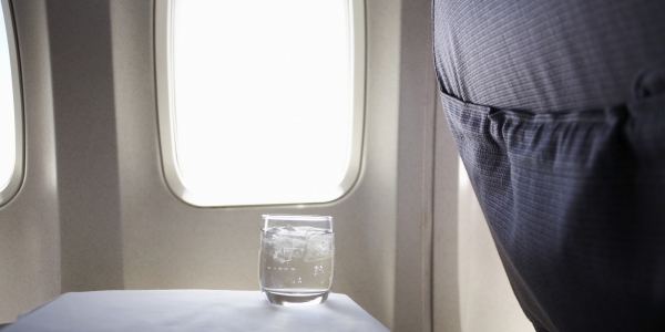 Tiếp viên hàng không tiết lộ lý do tại sao bạn phải suy nghĩ kỹ trước khi  uống nước trên máy bay