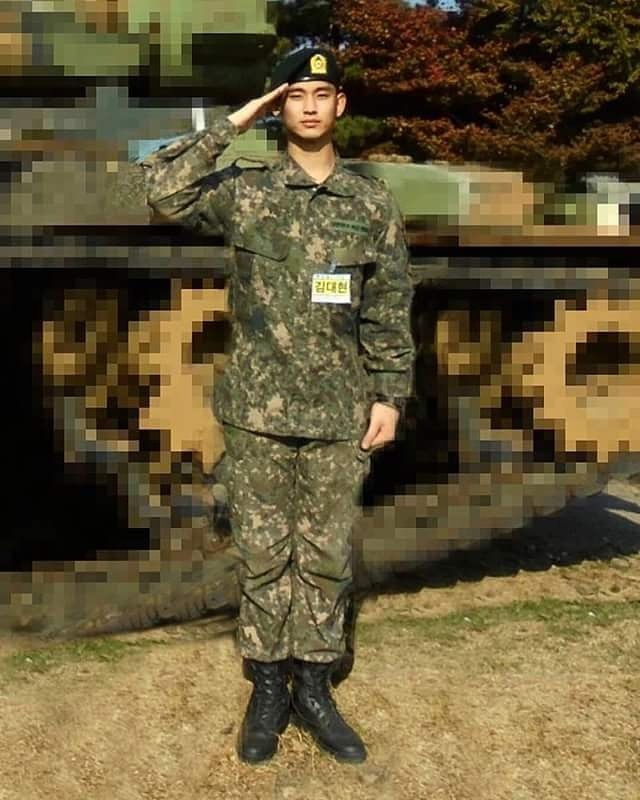 C&oacute; ai như Kim Soo Hyun trong qu&acirc;n đội: Ảnh ch&acirc;n dung ngố t&agrave;u nhưng vẫn điển trai đến mức &ldquo;g&acirc;y sốt&rdquo; - Ảnh 2.
