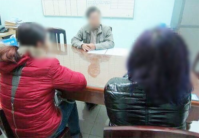 C&aacute;m cảnh 2 tiểu thương đi b&aacute;n d&acirc;m kiếm th&ecirc;m thu nhập - Ảnh 1.