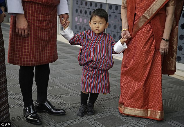 Mới mấy tháng không xuất hiện mà hoàng tử nhí Bhutan đã lớn phổng, dễ thương và đáng yêu như này rồi! - Ảnh 2.