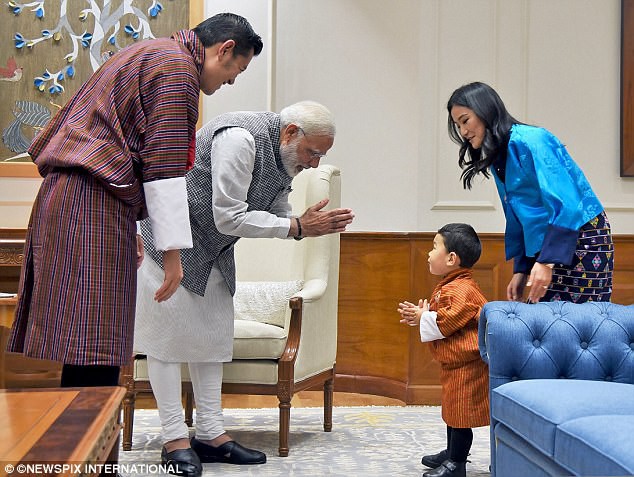 Mới mấy tháng không xuất hiện mà hoàng tử nhí Bhutan đã lớn phổng, dễ thương và đáng yêu như này rồi! - Ảnh 3.