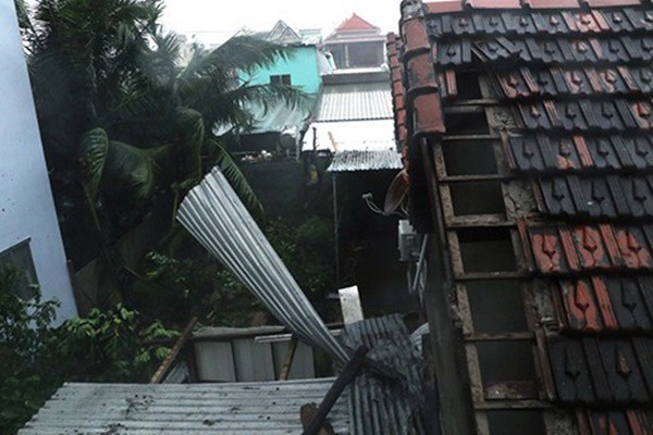 Hậu quả sau khi bão Con Voi tàn phá Nam Trung Bộ: Hàng chục người chết và mất tích, hàng ngàn ngôi nhà bị tốc mái - Ảnh 6.