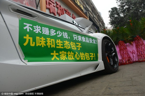 &Ocirc;ng chủ so&aacute;i ca cưỡi Lamborghini ship b&aacute;nh bao khiến d&acirc;n t&igrave;nh n&aacute;o loạn! - Ảnh 2.