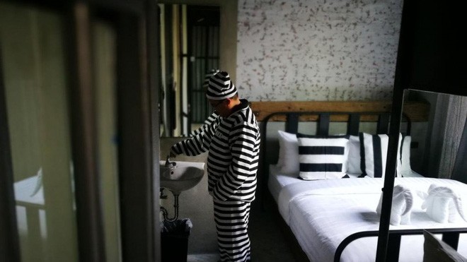  B&ecirc;n trong nh&agrave; t&ugrave; đặc biệt, phải trả tiền mới được v&agrave;o ở Bangkok - Ảnh 2.