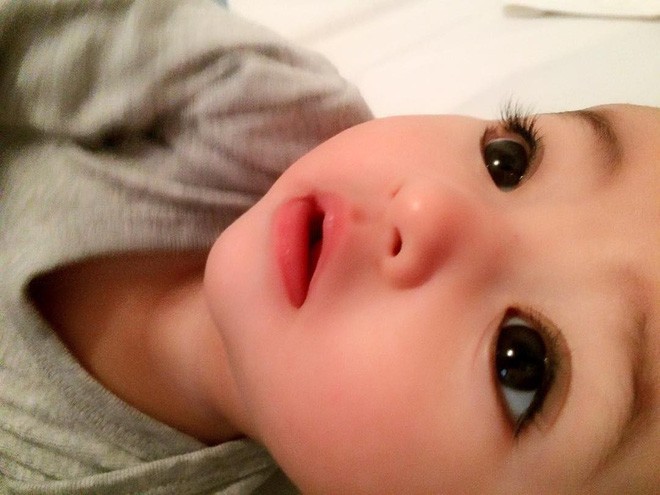 Em bé lai: Em bé lai với đôi mắt to tròn đáng yêu sẽ khiến bạn trầm trồ và thích thú. Xem thêm hình ảnh các bé lai với đôi mắt tuyệt đẹp kèm theo những lời tâm sự đáng yêu của bố mẹ trên trang web của chúng tôi.