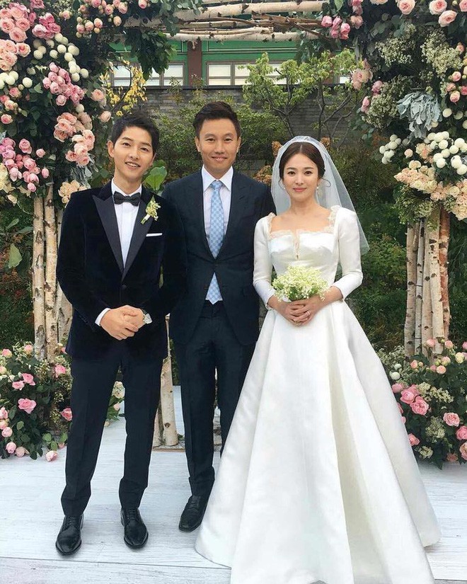Vogue h&eacute; lộ bộ trang điểm giản dị Song Hye Kyo đ&atilde; sử dụng trong ng&agrave;y cưới - Ảnh 2.